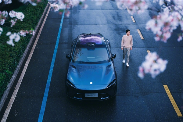 雷军晒与小米YU7的樱花合照：天还没亮就到武大了
