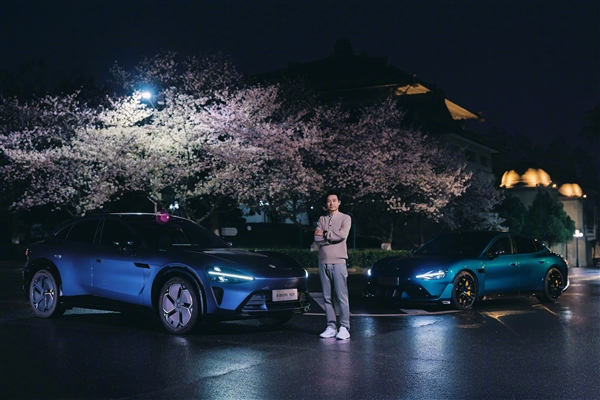 雷军晒与小米YU7的樱花合照：天还没亮就到武大了