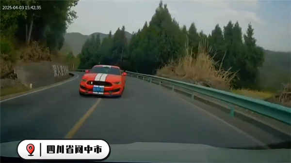 福特野马弯道越线狂飙撞上启辰轿车:后轮都飞了