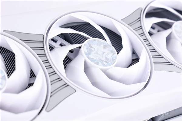 新星曜 放肆AI|影驰GeForce RTX 5090 D 星曜LUNA OC显卡评测