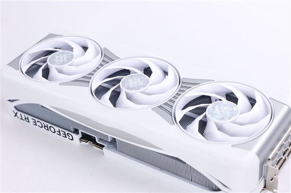 新星曜 放肆AI|影驰GeForce RTX 5090 D 星曜LUNA OC显卡评测