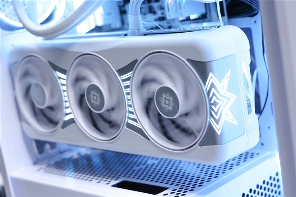 新星曜 放肆AI|影驰GeForce RTX 5090 D 星曜LUNA OC显卡评测