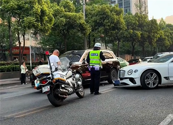 宾利欧陆撞上问界M9前脸花了 网友：一时间分不清谁是豪车